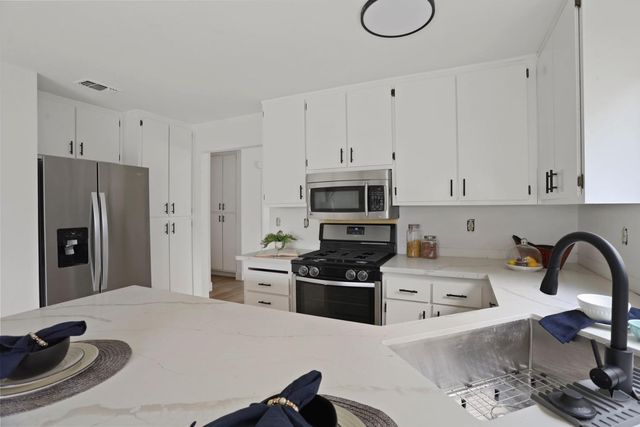 6 Smokey Leaf Ct, Sacramento, CA 95838