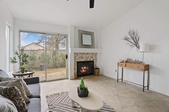 6 Smokey Leaf Ct, Sacramento, CA 95838