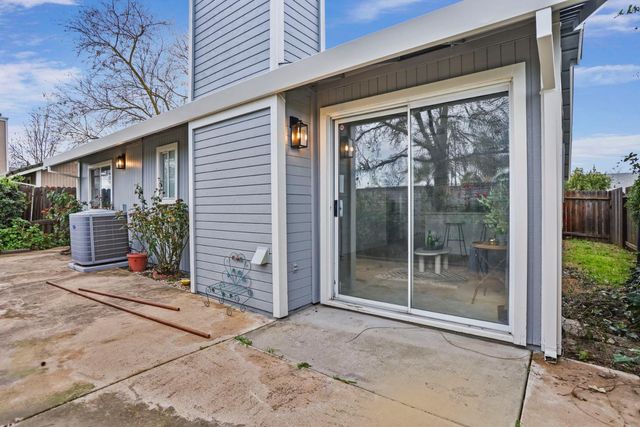 6 Smokey Leaf Ct, Sacramento, CA 95838