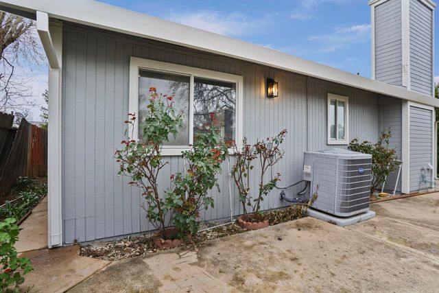 6 Smokey Leaf Ct, Sacramento, CA 95838