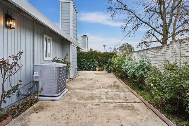 6 Smokey Leaf Ct, Sacramento, CA 95838