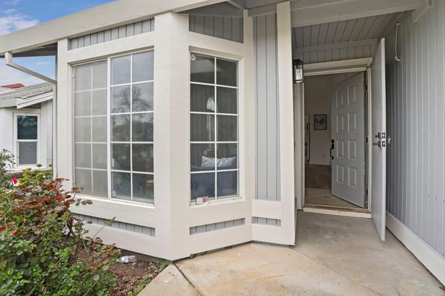 6 Smokey Leaf Ct, Sacramento, CA 95838