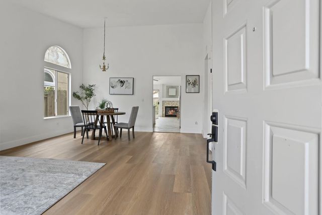 6 Smokey Leaf Ct, Sacramento, CA 95838