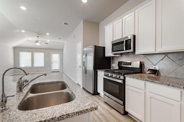 445 Camas Creek Lane, Magnolia, TX 77354