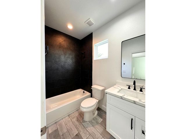 7710 Darnay Drive A, Houston, TX 77033