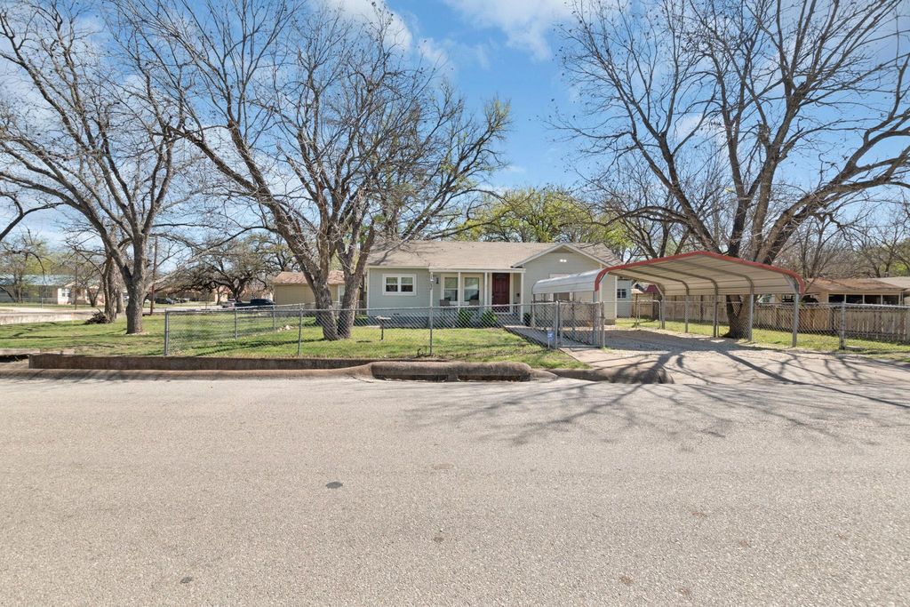 404 W Avenue B, Lampasas, TX 76550