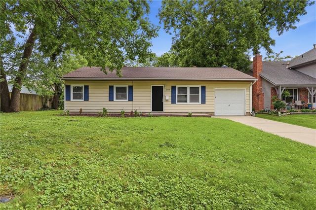 8338 Santa Fe Lane, Overland Park, KS 66212
