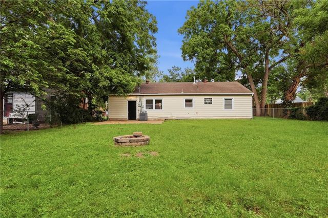 8338 Santa Fe Lane, Overland Park, KS 66212