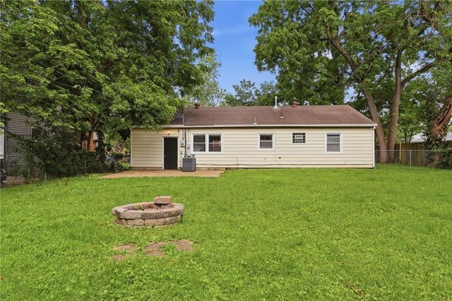 8338 Santa Fe Lane, Overland Park, KS 66212