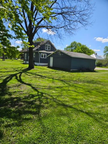 106 7th Ave NW, Oelwein, IA 50662