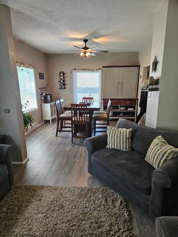 106 7th Ave NW, Oelwein, IA 50662