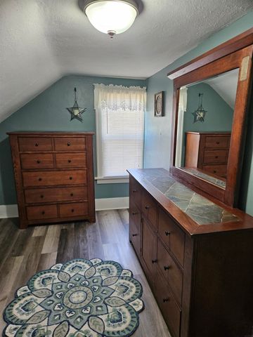 106 7th Ave NW, Oelwein, IA 50662