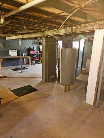 106 7th Ave NW, Oelwein, IA 50662