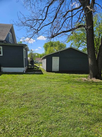 106 7th Ave NW, Oelwein, IA 50662