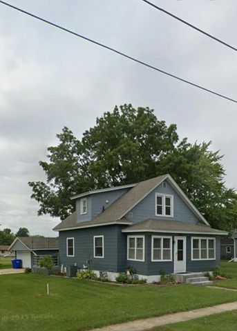 106 7th Ave NW, Oelwein, IA 50662