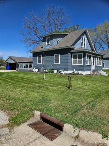 106 7th Ave NW, Oelwein, IA 50662