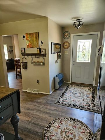 106 7th Ave NW, Oelwein, IA 50662