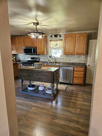 106 7th Ave NW, Oelwein, IA 50662
