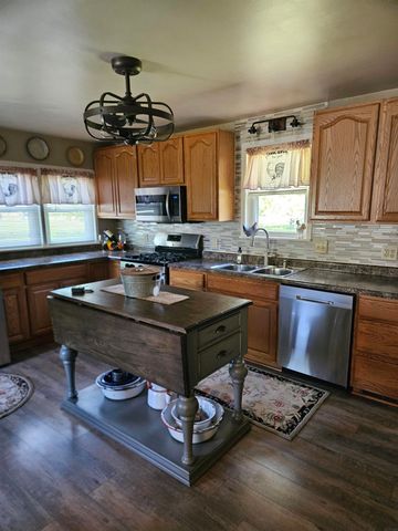 106 7th Ave NW, Oelwein, IA 50662