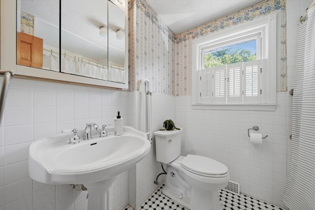 55 Burnham Rd, Billerica, MA 01862
