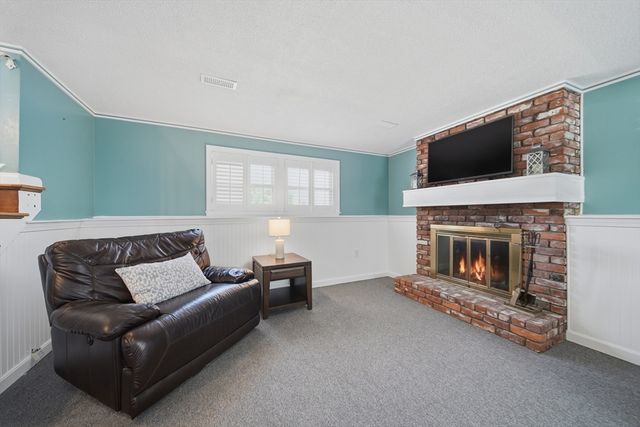 55 Burnham Rd, Billerica, MA 01862