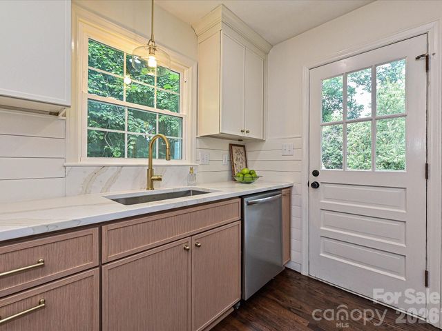 6654 Brookcrest Drive, Charlotte, NC 28210