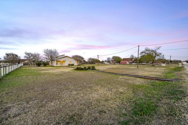122 Forest Lake DR, Del Valle, TX 78617