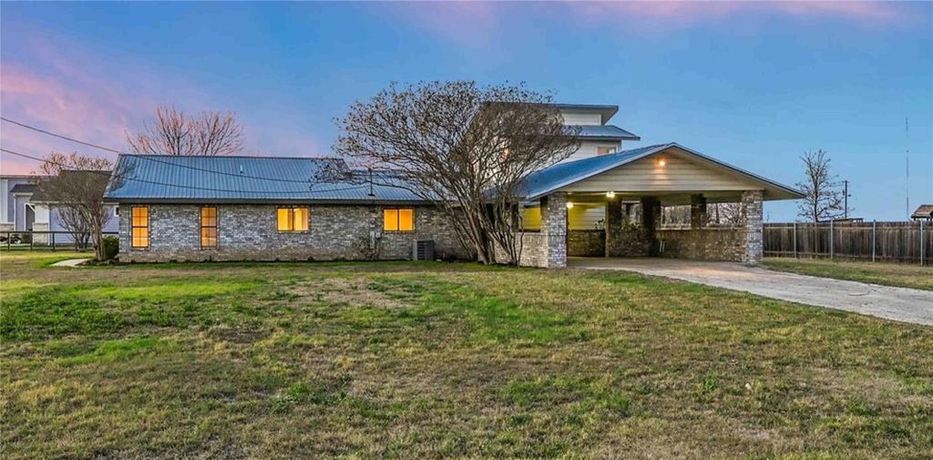 122 Forest Lake DR, Del Valle, TX 78617