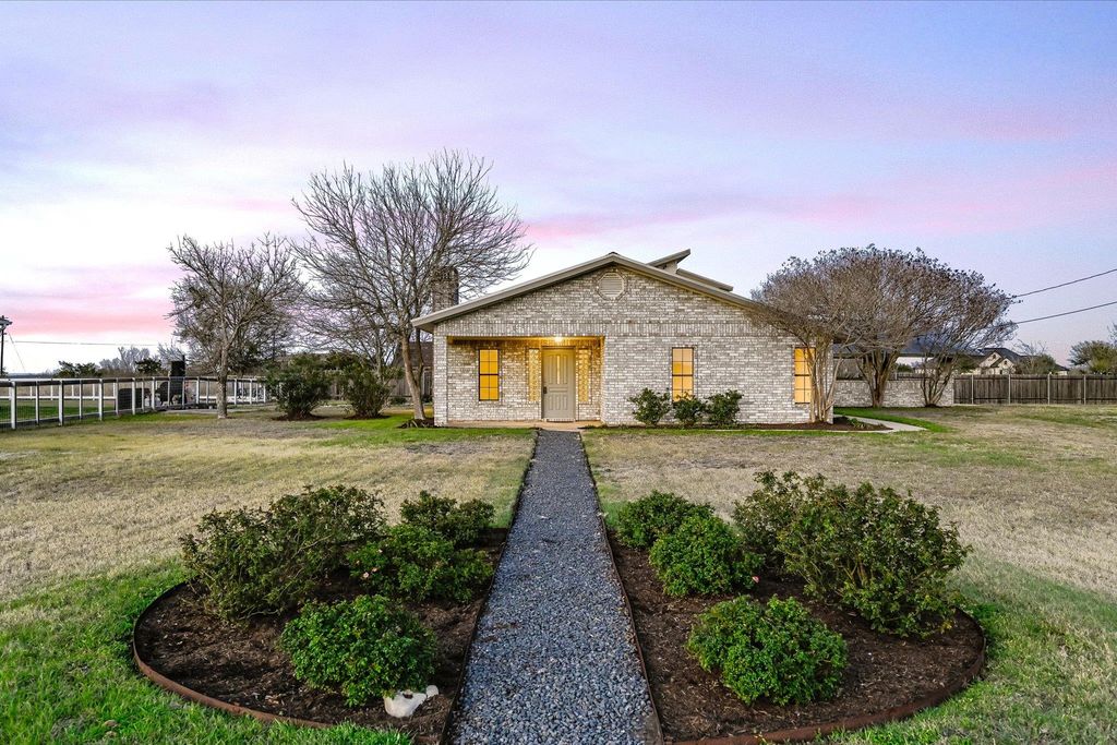 122 Forest Lake DR, Del Valle, TX 78617