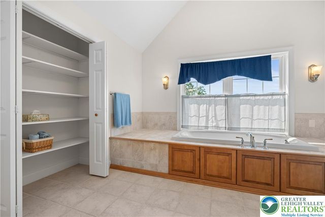 3940 Whitetail Court, Lowhill Twp, PA 18078
