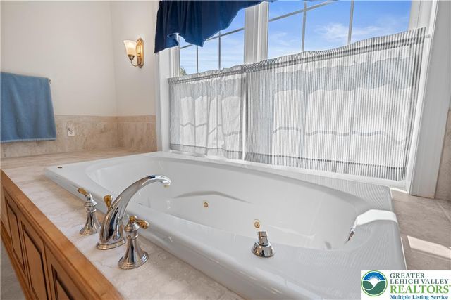 3940 Whitetail Court, Lowhill Twp, PA 18078