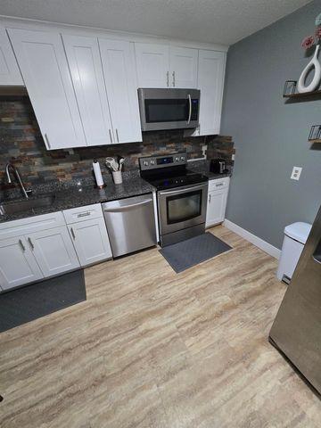 3 Pembroke Dr Unit 17, Derry, NH 03038