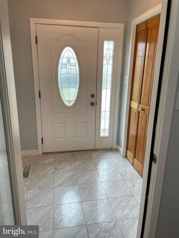 Image 8 of property listing at 10 STACY CT, Ocean Pines, MD 21811