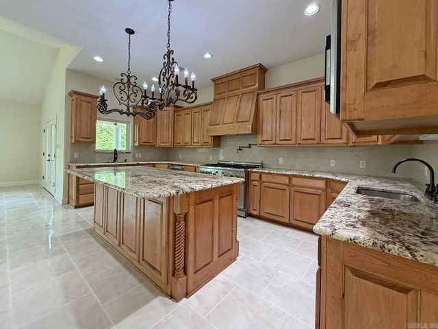 300 Crestview Drive, Hot Springs, AR 71913