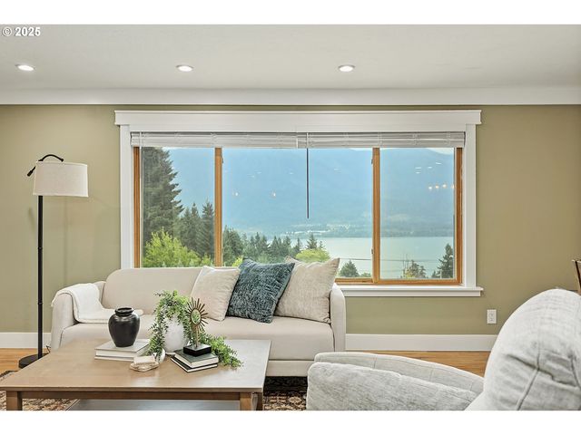 270 Ne WISTERIA Way, Stevenson, WA 98648