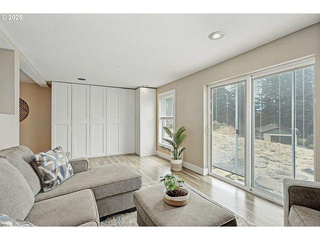 270 Ne WISTERIA Way, Stevenson, WA 98648