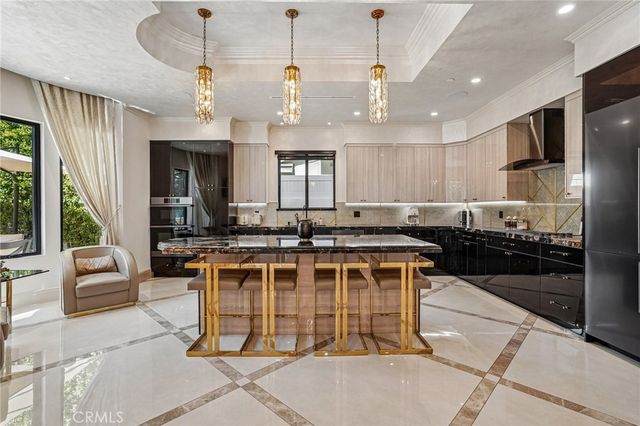 5513 Murietta Avenue, Sherman Oaks, CA 91401