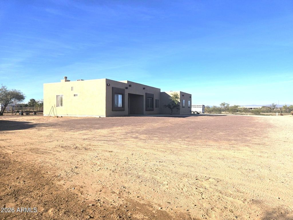 Image 7 of property listing at 27720 N 237TH Drive, Wittmann, AZ 85361