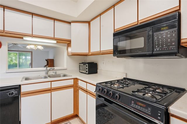 950 33rd Avenue C, Marion, IA 52302