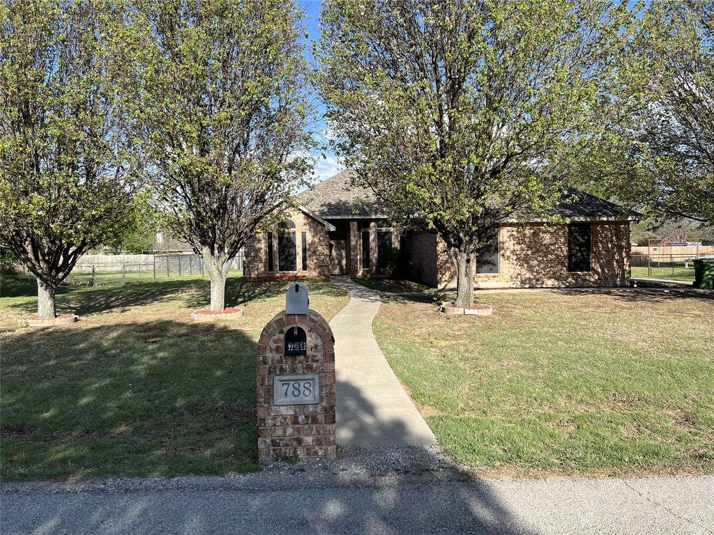 788 Robin Court, Springtown, TX 76082