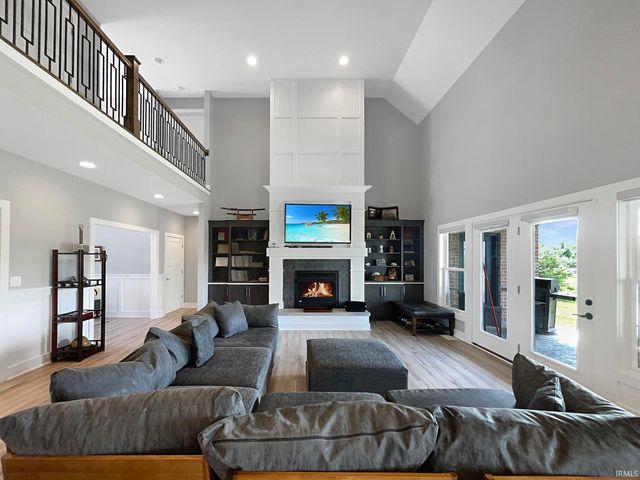 6033 Waterbury Court, Newburgh, IN 47630