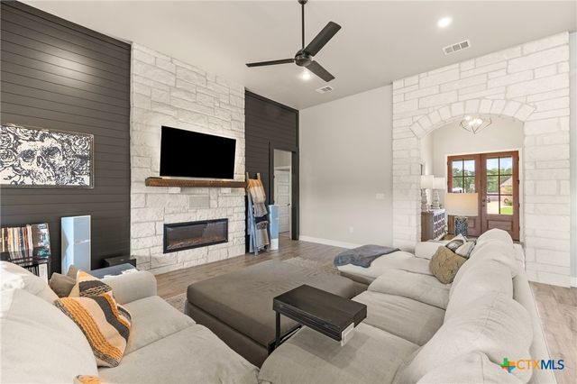 2046 Chalk Mill Crossing, Salado, TX 76571