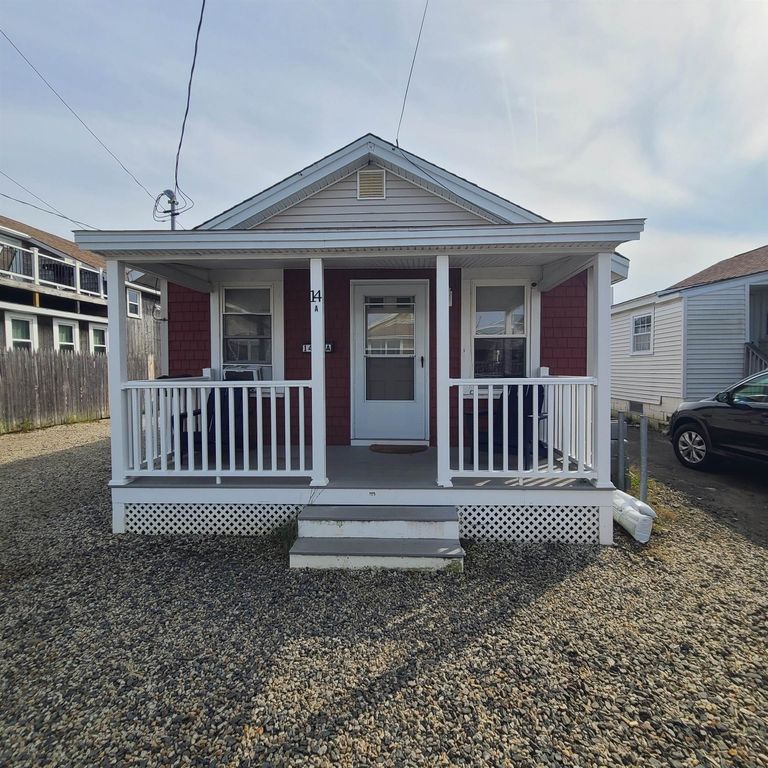 14 Johnson Ave # A, Hampton, NH 03842