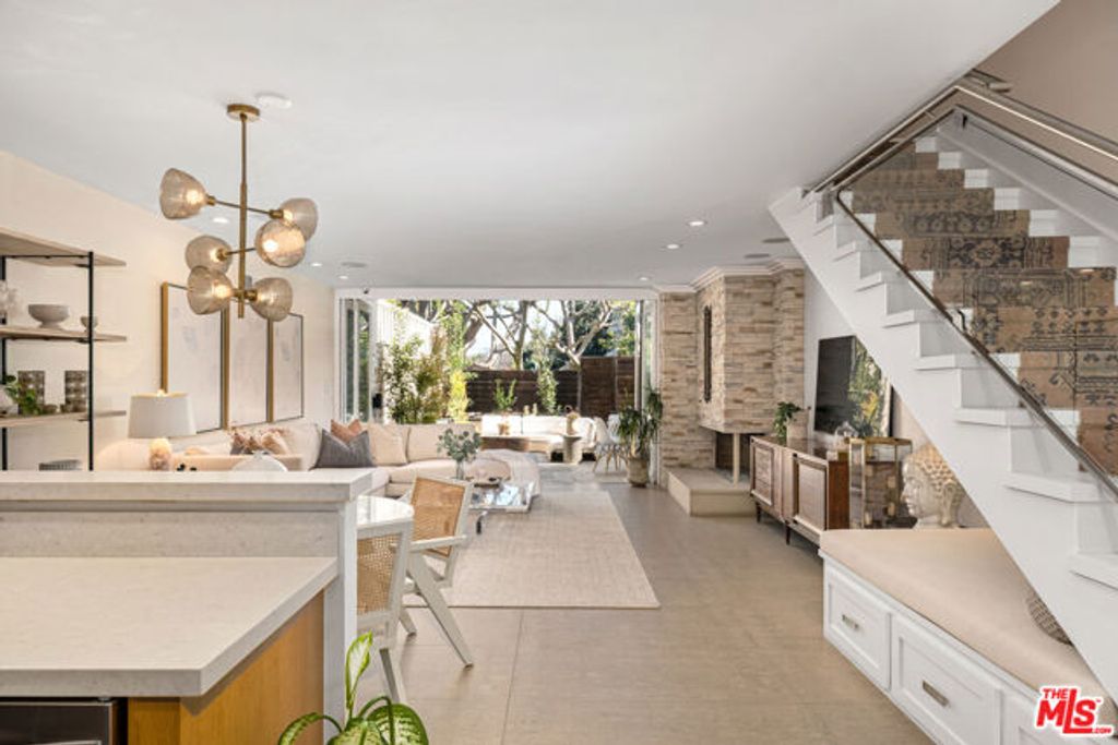 253 S Barrington Avenue D5, Los Angeles, CA 90049