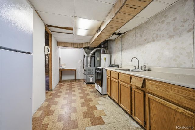 13344 Perry Circle, Warren, MI 48088