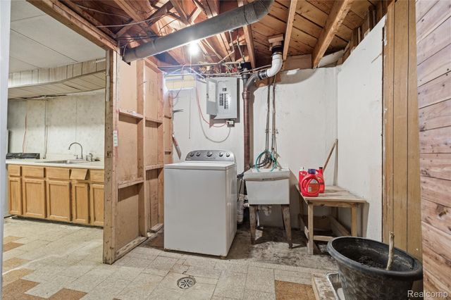 13344 Perry Circle, Warren, MI 48088