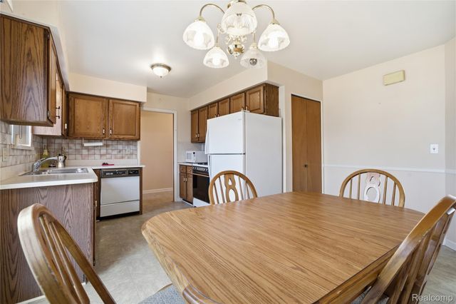 13344 Perry Circle, Warren, MI 48088