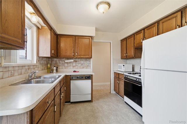 13344 Perry Circle, Warren, MI 48088