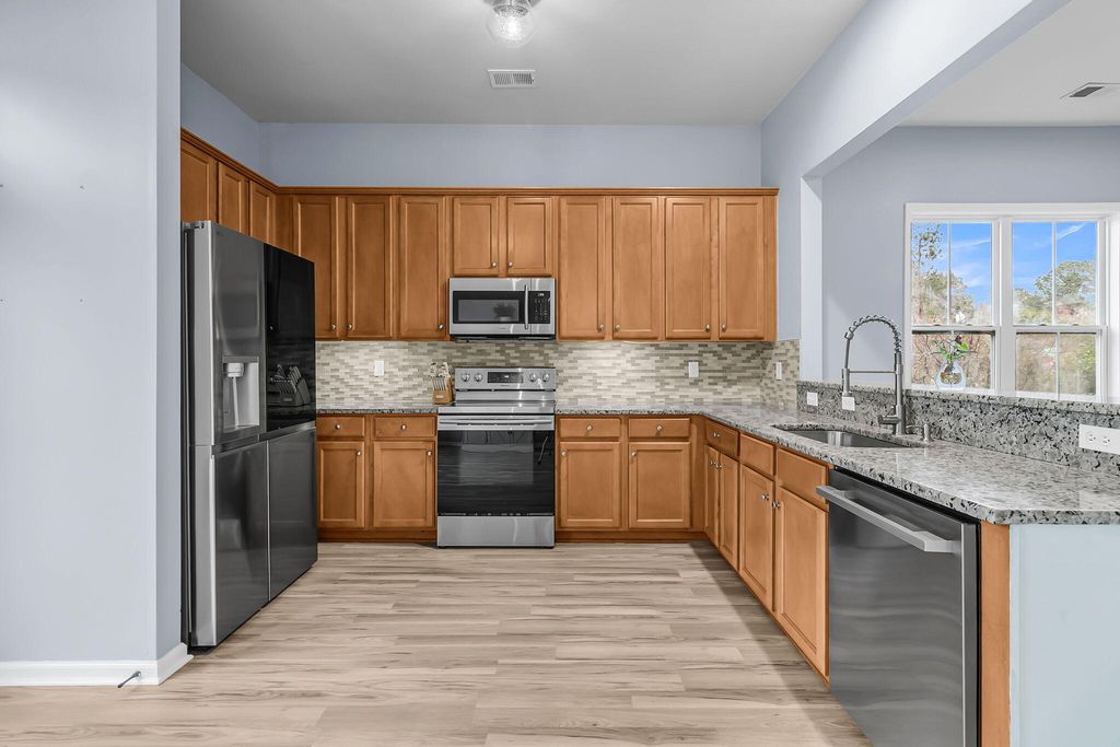 Image 11 of property listing at 100 Hyacinth Street, Summerville, SC 29483