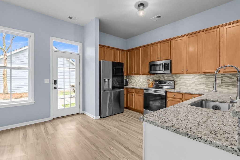 Image 12 of property listing at 100 Hyacinth Street, Summerville, SC 29483